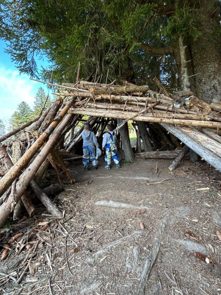 Holzhütte Zauberwald Kita mit Kindern